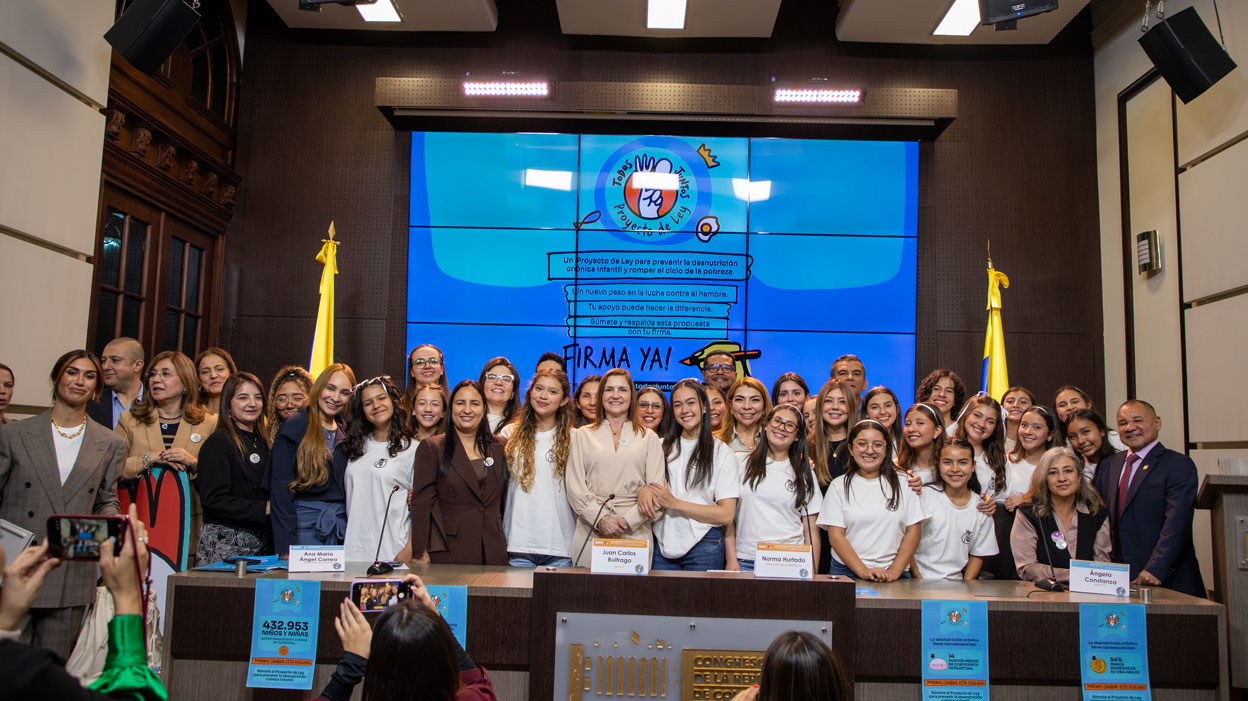 20-niños-y-niñas-de-ClaraLuna-agrupación-musical-infantil-y-juvenil-colombiana-ganadora-de-un-Latin-Grammy-realizaron-una-intervención-musical-junto-a-Diego-Caceres